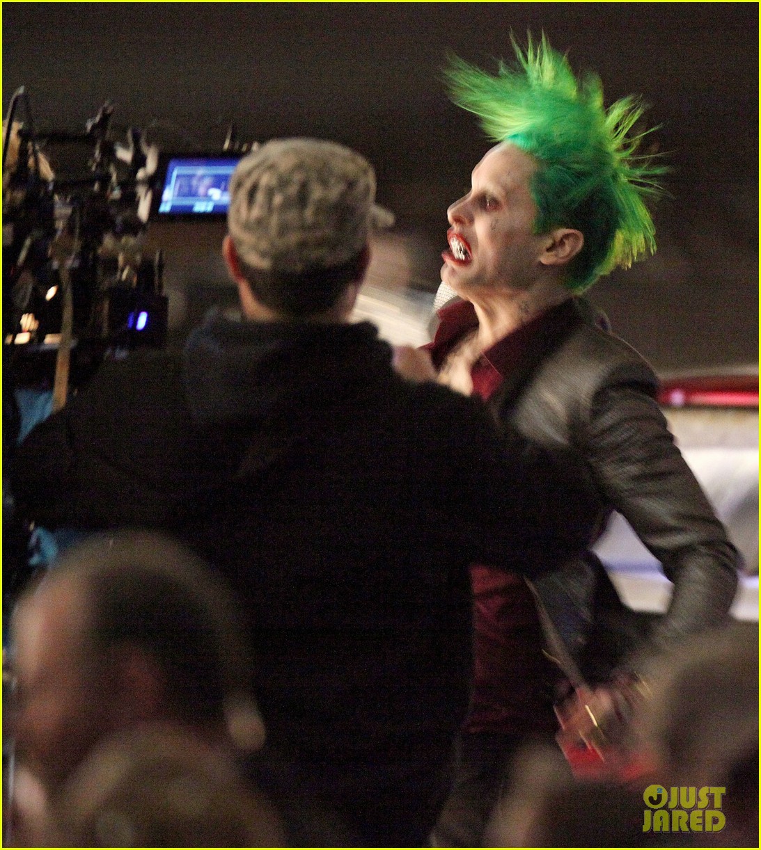jared-leto-fights-kisses-margot-robbie-in-suicide-squad-13