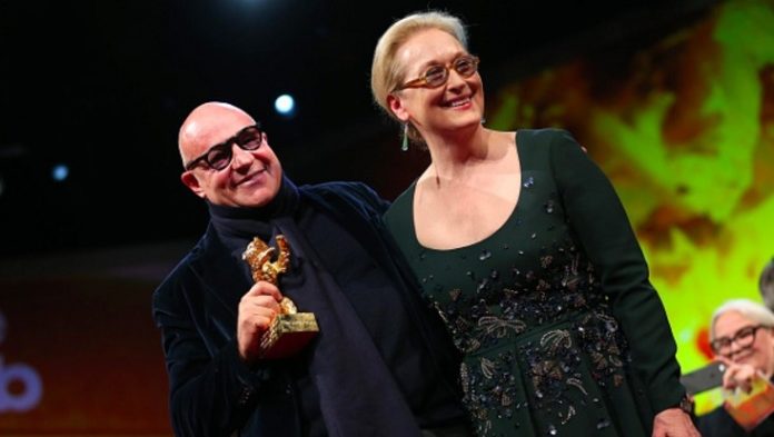 BERLIN, GERMANY - FEBRUARY 20: Director Gianfranco Rosi, winner of the Golden Bear for Best Film for his movie 'Fuocoammare', receives his award from jury president Meryl Streep on stage during the closing ceremony of the 66th Berlinale International Film Festival on February 20, 2016 in Berlin, Germany. (Photo by Sean Gallup/Getty Images)